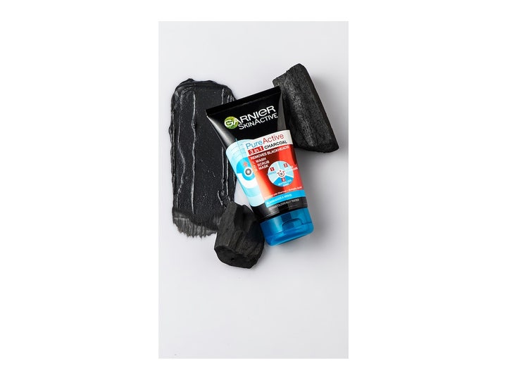 Garnier Pure Active Intensive 3-in-1 Charcoal 150 ml dyprensende skrubb med kullbiter og svart produkttekstur