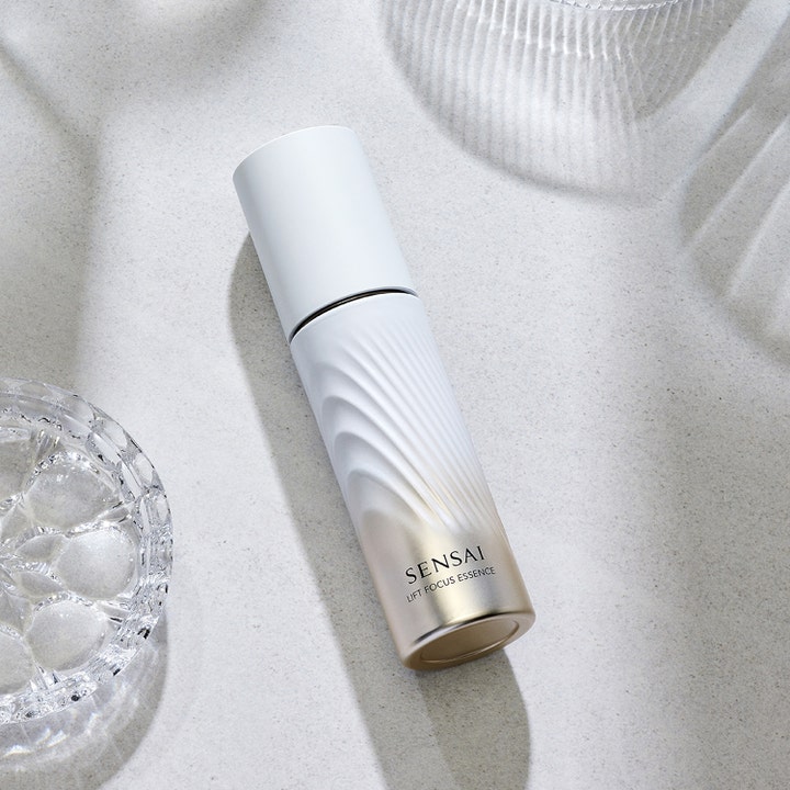Sensai Lift Focus Essence 40 ml oppstrammende serum i hvit og gullfarget flaske med bølget tekstur