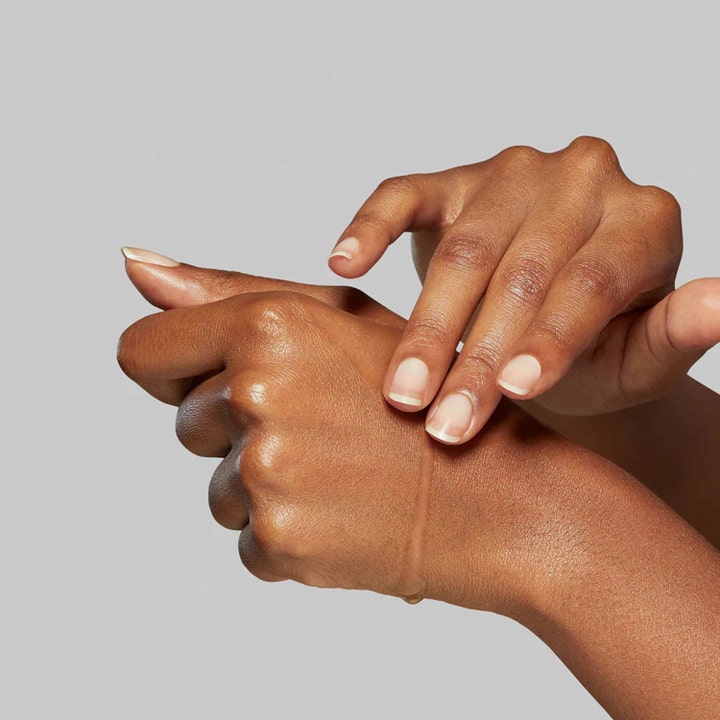 Dermalogica Circular Hydration Serum 30 ml fuktighetsgivende serum påført på huden med en lett flytende konsistens.