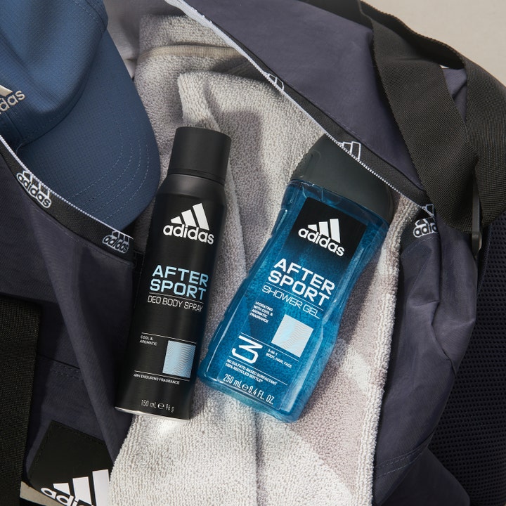 Adidas After Sport Deodorant Spray 150 ml herredeodorant liggende i en blå treningsbag med dusjsåpe og håndkle