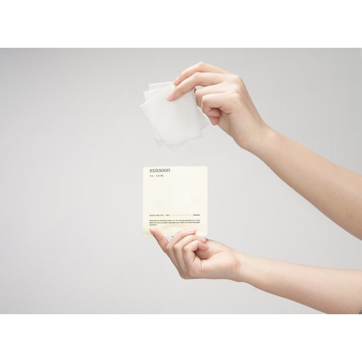 Mixsoon Soybean Milk Pad 30 stk fuktighetsgivende toner pads holdes av hender i en hvit emballasje