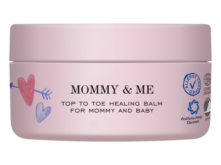 Mommy & Me Top to Toe Healing Balm pleiende salve i rosa krukke med søte hjerteillustrasjoner og logoer