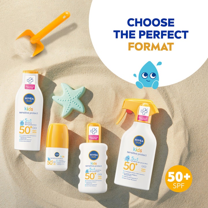 NIVEA SUN Kids Sensitive Roll-On 50 ml solkrem SPF50+ i hvit og gul innpakning vist på sand med strandleker.