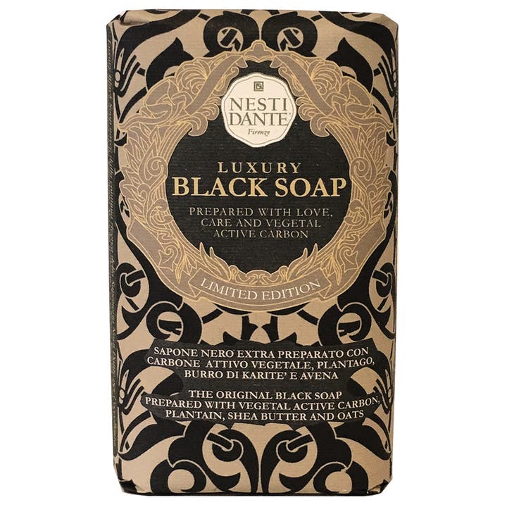 Nesti Dante Luxury Black Soap 250 g rensende såpestykke i dekorativt papir med sorte ornamenter og gulldetaljer.