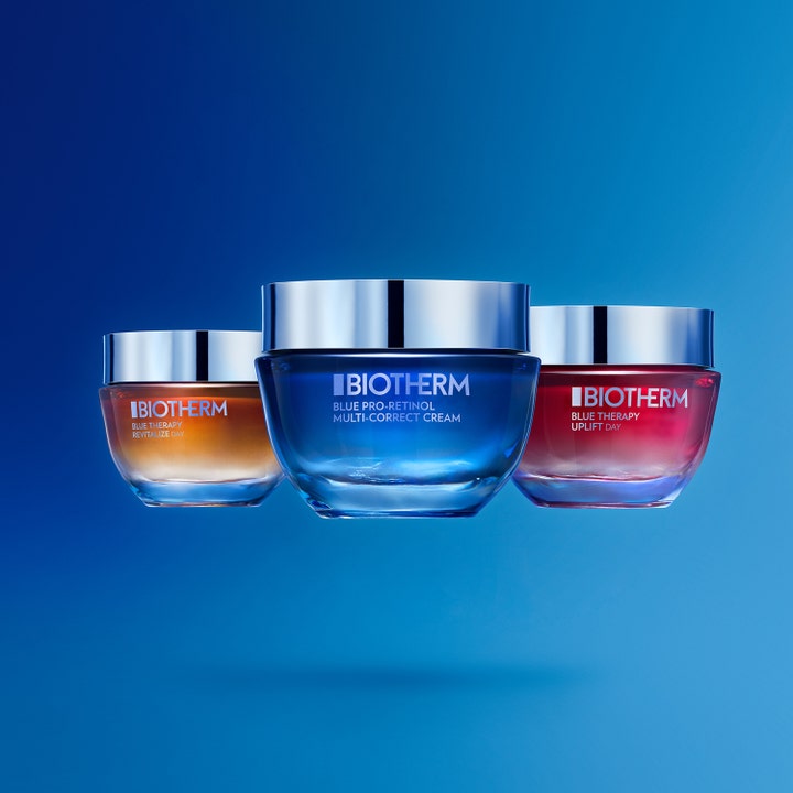 Biotherm Blue Pro-Retinol Multi-Correct Cream 50 ml fuktighetskrem i blå glasskrukke med sølvlokk og andre krukker
