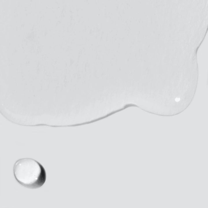 Dermalogica AGE Bright Clearing Serum Duo hudpleie med niacinamid viser en klar og flytende serumtekstur.