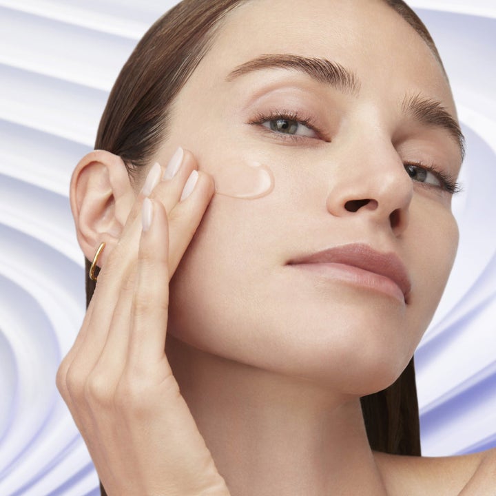 Lancôme Plump & Firm Kit oppstrammende hudpleie som gir fylde vist ved påføring av en klar gele på kinnet.