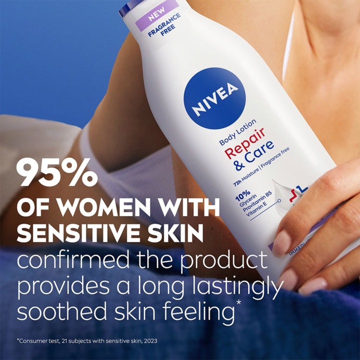NIVEA Repair & Care Fragrance Free Body Lotion 400 ml fuktighetsgivende kroppslotion med hvit ikke-fet tekstur på hud.