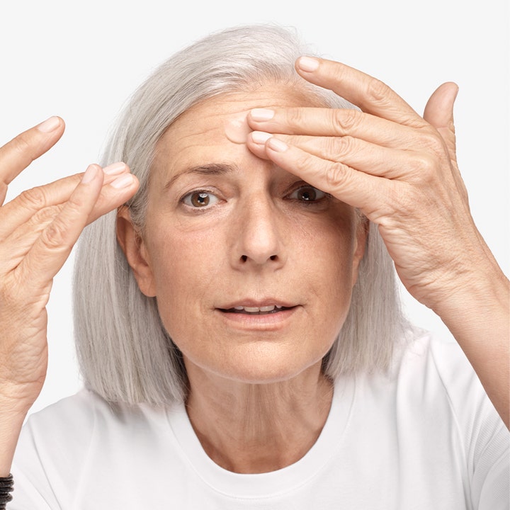 Clinique Smart Clinical Repair Wrinkle Correcting Serum 50 ml rynkereduserende serum påført i pannen til en kvinne