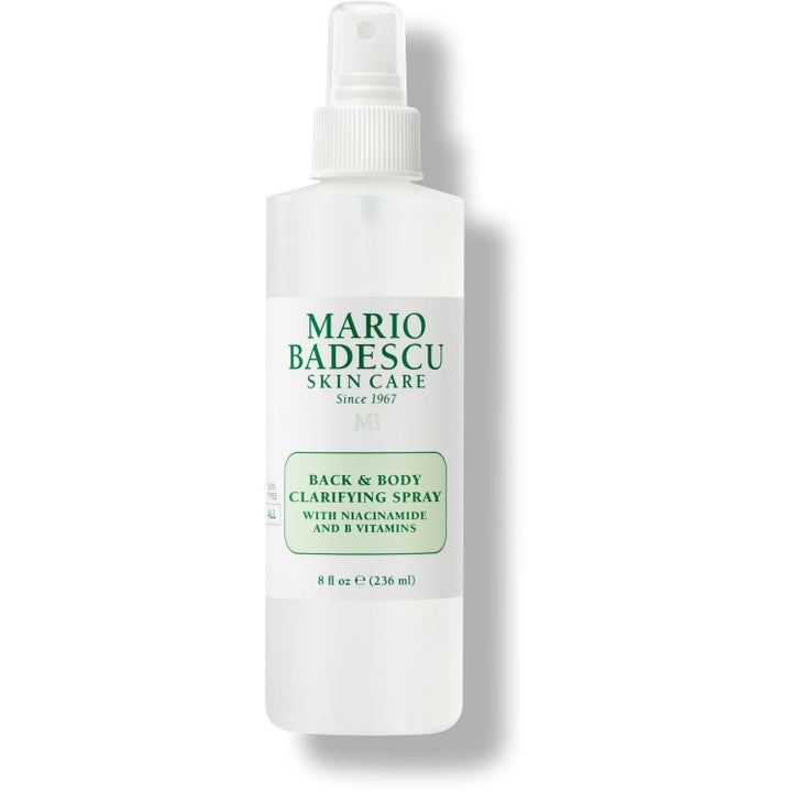 Mario Badescu Back & Body Clarifying Spray 236 ml som renser huden i en hvit sprayflaske med grønn tekst.