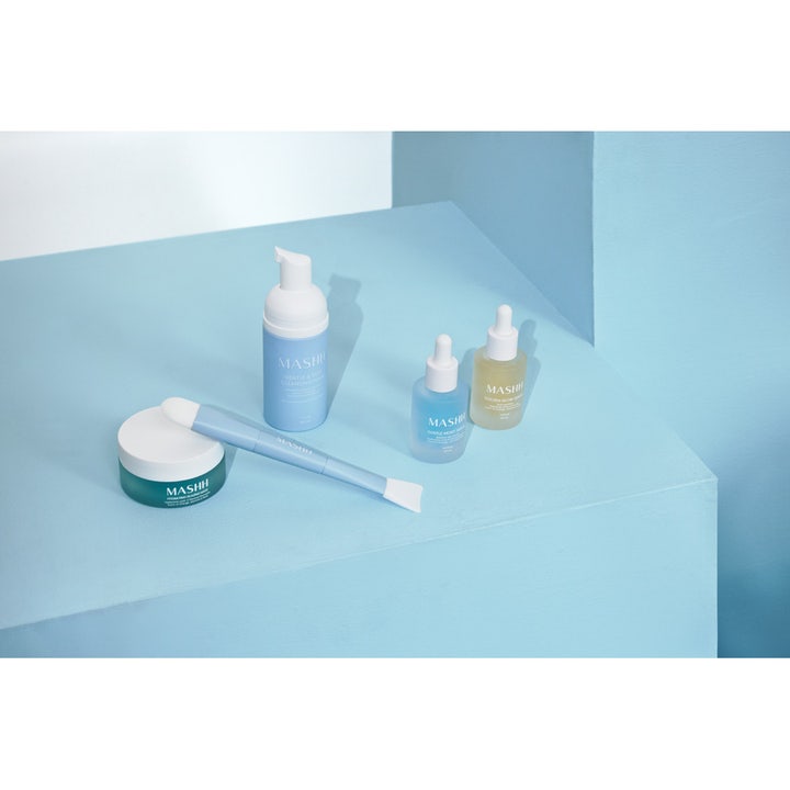 MASHH Gentle & Deep Cleansing Foam 100 ml dyprensende skum i lyseblå pumpeflaske på en minimalistisk blå bakgrunn.