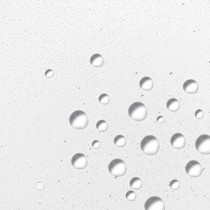 Dermalogica Hyaluronic Ceramide Mist Duo toner som gir fuktighet vist som klare vanndråper og fin spraytåke.