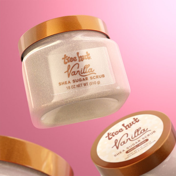 Tree Hut Shea Sugar Scrub Vanilla 510 g kropsskrubb i boks med gullokk mot rosa bakgrunn