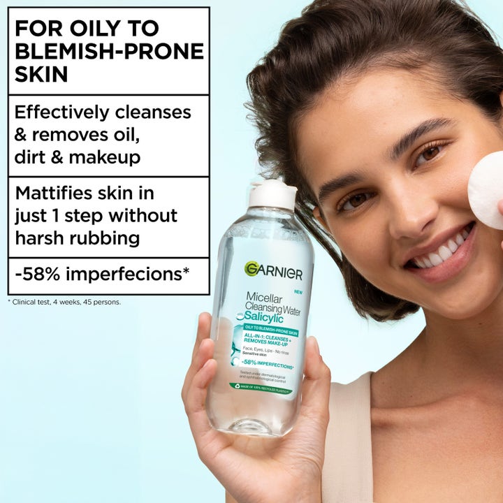 Garnier Micellar Cleansing Water Salicylic 400 ml ansiktsrens mot urenheter vist med kvinne som bruker bomullspad