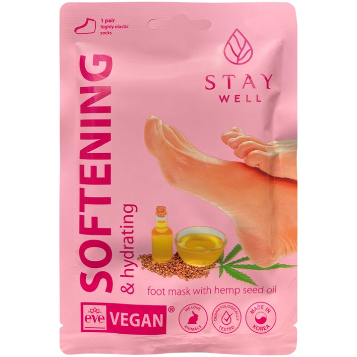 Stay Well Softening & Hydrating Foot Mask 1 par mykgjørende fotmaske i rosa pose med føtter, olje og hampblad.