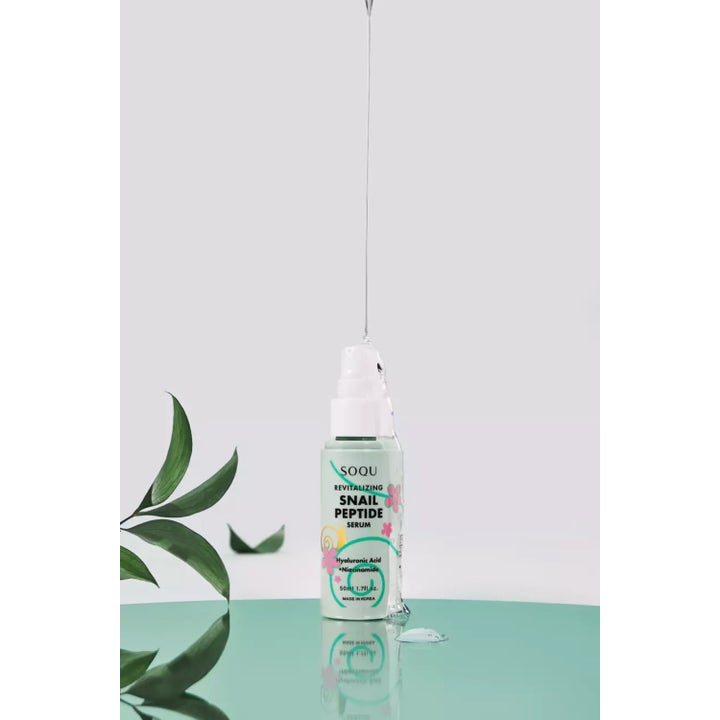 SOQU Snail Peptide Serum 50 ml revitaliserende ansiktsserum med hyaluronsyre i grønn flaske og klar tekstur som drypper