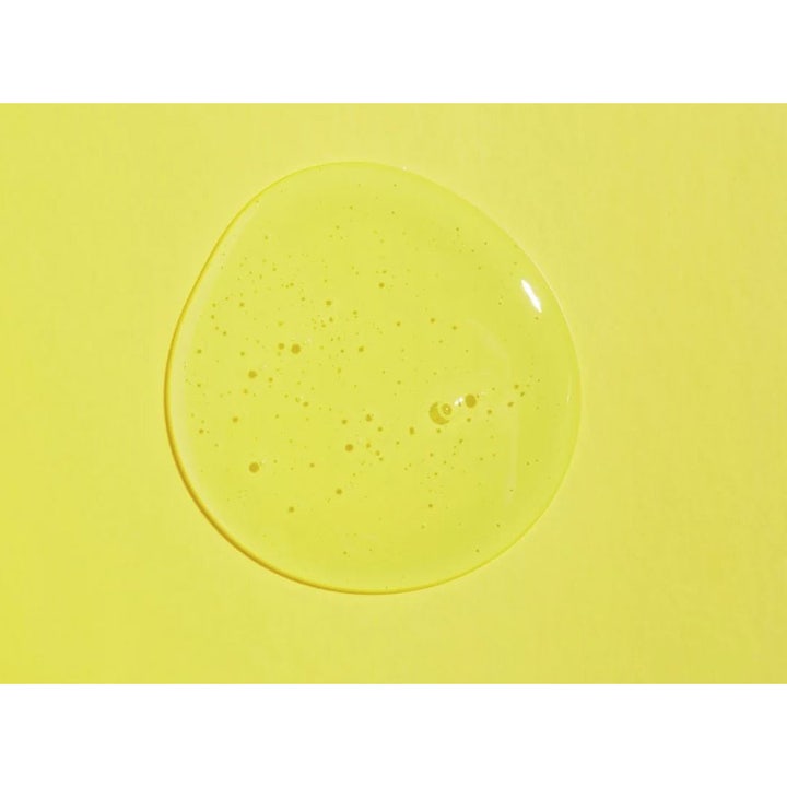 COSRX Low pH Good Morning Gel Cleanser 150 ml ansiktsrengjøring med en klar geltekstur og små luftbobler på gul bakgrunn.