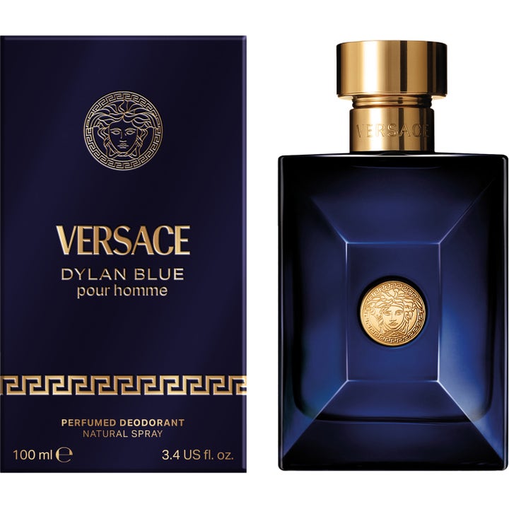 Versace Dylan Blue 100 ml deospray gir friskhet i en dypblå glassflaske med gullfarget Medusa-logo og eske