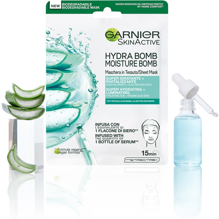 Garnier Moisture Bomb Aloe Sheet Mask 28 g fuktgivende ansiktsmaske med aloe vera-skiver og blå serumflaske