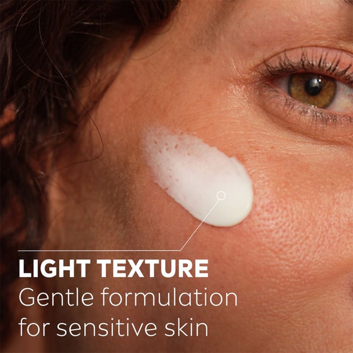 NIVEA Q10 Anti-Wrinkle Sensitive Soothing Day Cream 50 ml beroligende dagkrem i hvit krukke ved lilla syriner