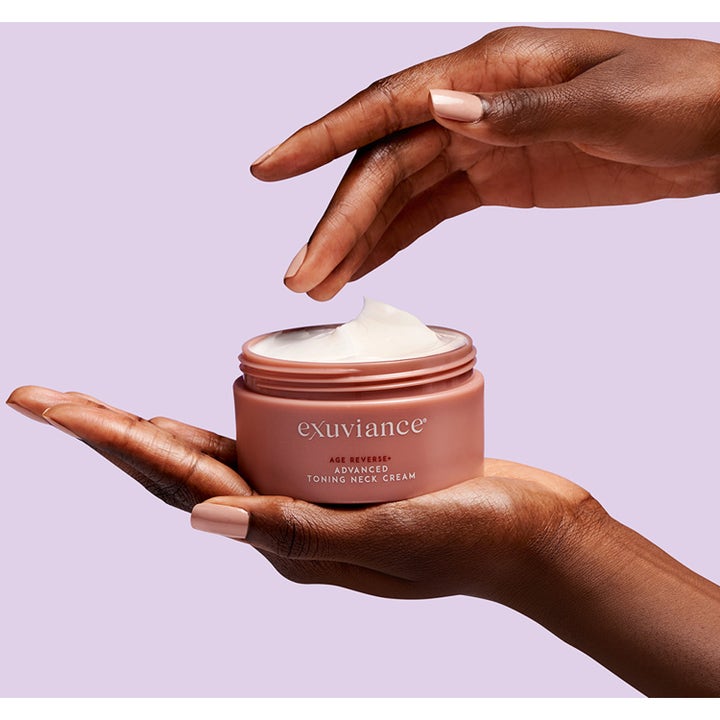 Exuviance Age Reverse Toning Neck Cream 125 g gir fastere hud i en ferskenfarget krukke med hvit rik tekstur
