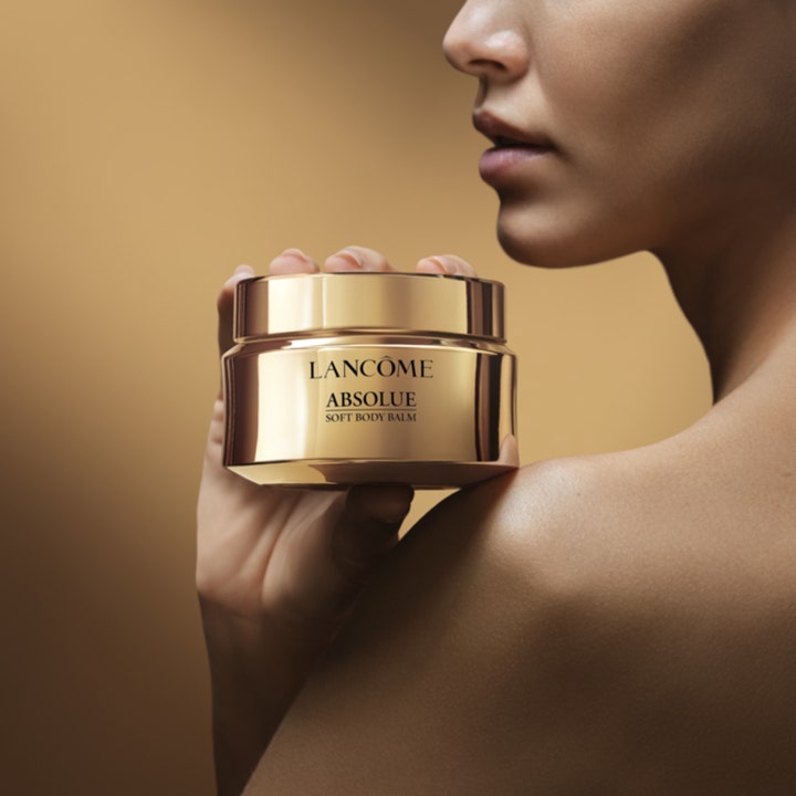 Lancôme Absolue Soft Body Balm 200 ml fuktighetsgivende kroppspleie i en luksuriøs gullkrukke inntil bar hud