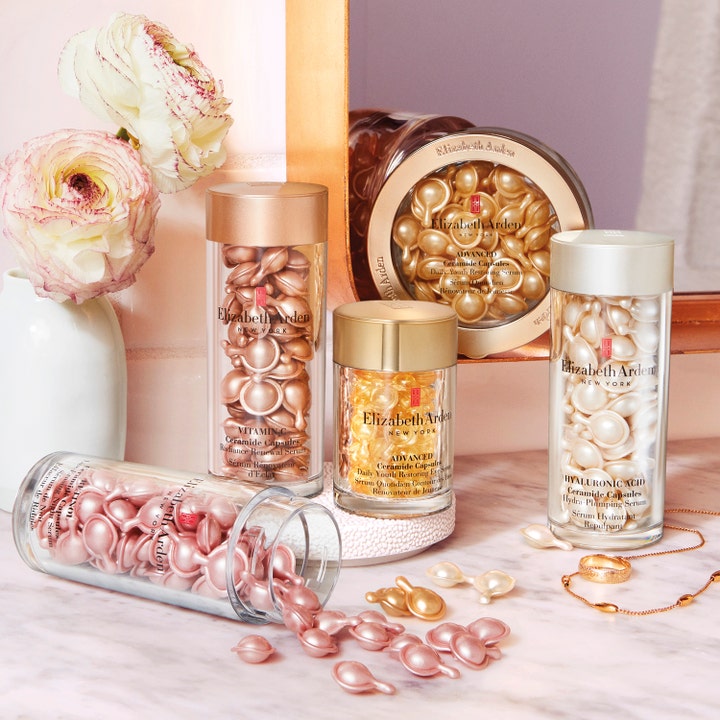 Elizabeth Arden Advanced Ceramide 90 kapsler ansiktsserum i gylne kapsler i en elegant glasskrukke med gulldetaljer