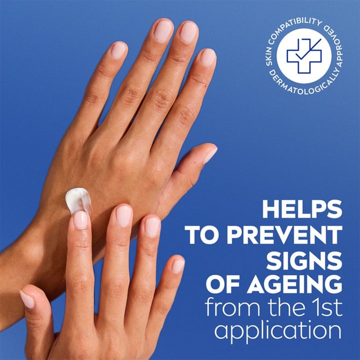 NIVEA Q10 Hand Cream 100 ml mot aldringstegn påføres som hvit krem på hender med lyserosa negler
