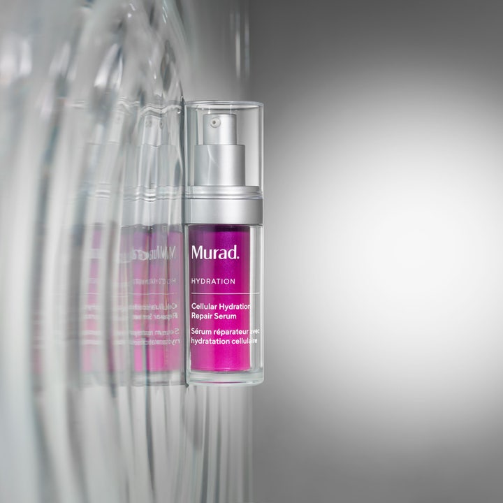 Murad Cellular Hydration Repair Serum 30 ml reparerende ansiktsserum i lilla pumpeflaske mot glassrefleksjon