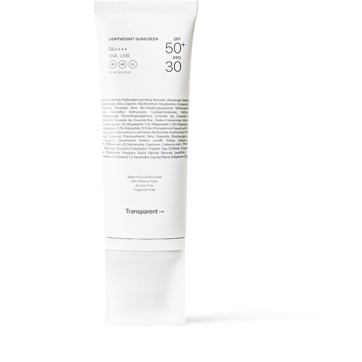 Transparent Lab Lightweight Sunscreen 100 ml solkrem med SPF 50 i en hvit tube med minimalistisk sort tekst