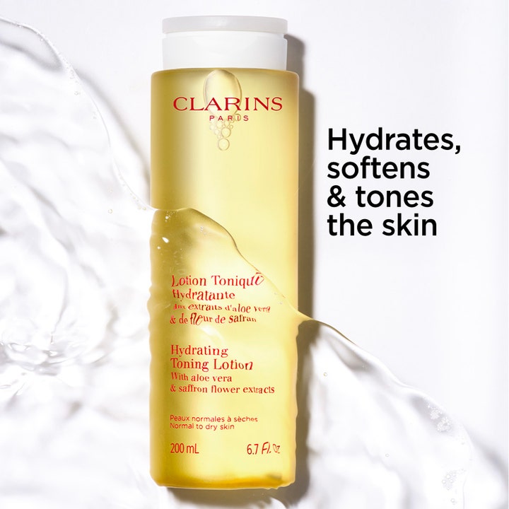 Clarins Hydrating Toning Lotion 200 ml fuktighetsgivende toner i gul flaske omgitt av en bølge med vann