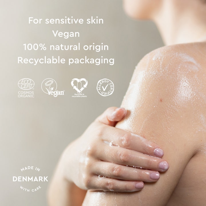 Urtekram Fragrance Free Body Wash 500 ml dusjsåpe for sensitiv hud viser skummende tekstur på huden og vegansk logo