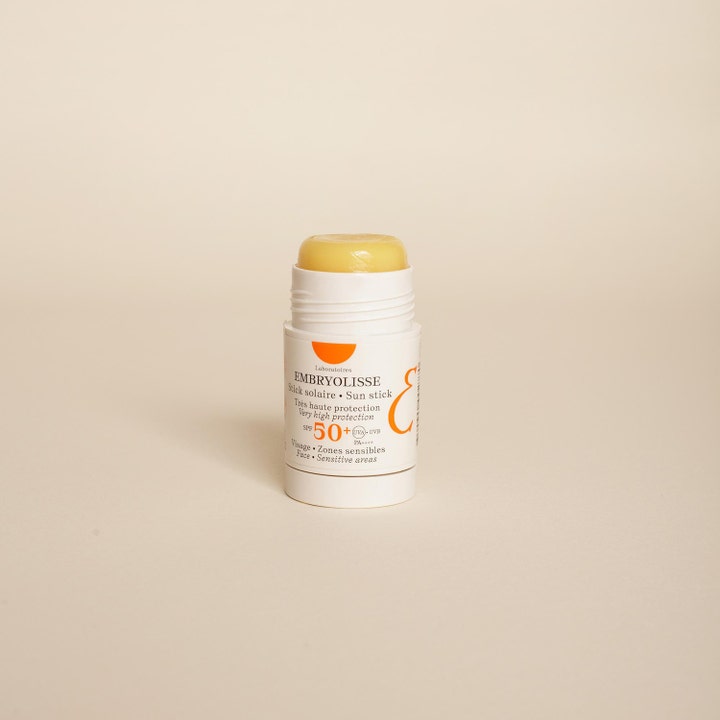 Embryolisse Sun Stick SPF50+ 15 g solkrem i stiftform med gul tekstur og hvit hylse for sensitiv hud