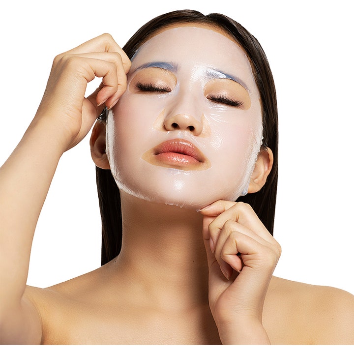 Starskin The Gold Mask 40 g revitaliserende sheetmaske i bio-cellulose som gir glød vist på en kvinne.