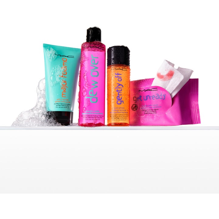 MAC Cosmetics Dew Over Micellar Water 100 ml toner i rosa flaske ved siden av renseprodukter og hvitt skum