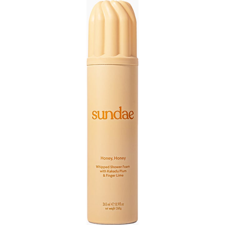 Sundae Honey Honey Whipped Shower Foam 265 ml pleiende dusjskum i ferskenfarget flaske med unik kremtopp-kork.