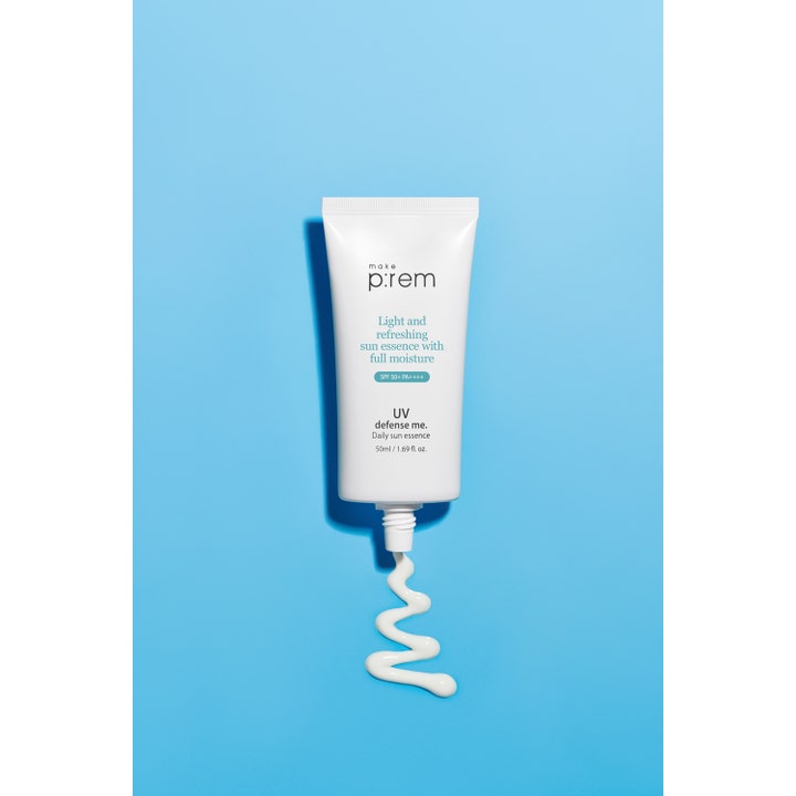 Make Prem UV Defense Me Daily Sun Essence 50 ml fuktighetsgivende solkrem med SPF 50+ og hvit kremete tekstur.