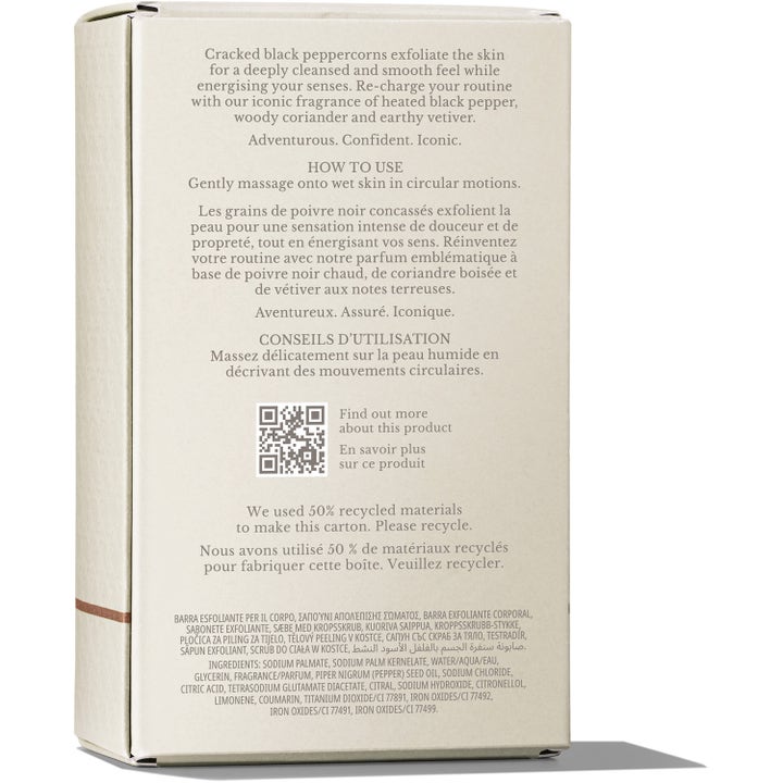 Molton Brown Re-charge Black Pepper Bodyscrub Bar 250 g eksfolierende kroppsskrubb baksiden av beige eske med ingredienser