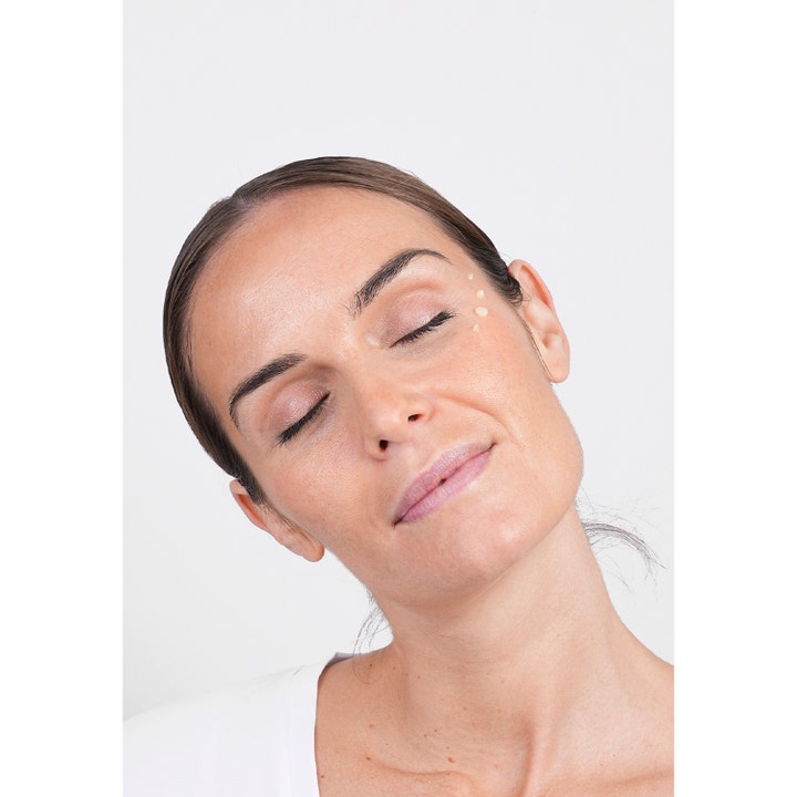 Niche Beauty Lab Transparent Lab De-Bloat Soothing Eye Serum 15 ml påføres huden rundt øynene på en kvinne