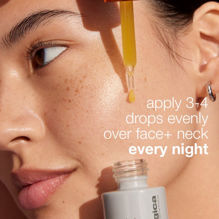 Dermalogica Biolumin-C Night Restore Duo nattserum med vitamin C dryppes på ansiktet for glød hver natt.