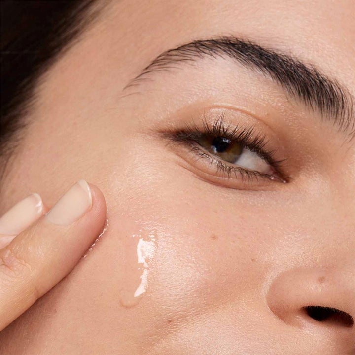 Clarins Multi-Active Glow Serum 30 ml gir glød og påføres som en lett transparent gel på huden.