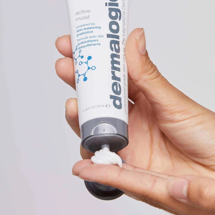 Dermalogica Active Moist 50 ml fuktighetskrem balanserer huden med prebiotika vist som hvit kremtekstur i en hånd.