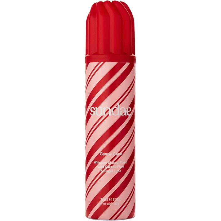 Sundae Candy Cane Whipped Shower Foam 265 ml pleiende dusjskum i rød og hvit stripete flaske med rillet rødt lokk.