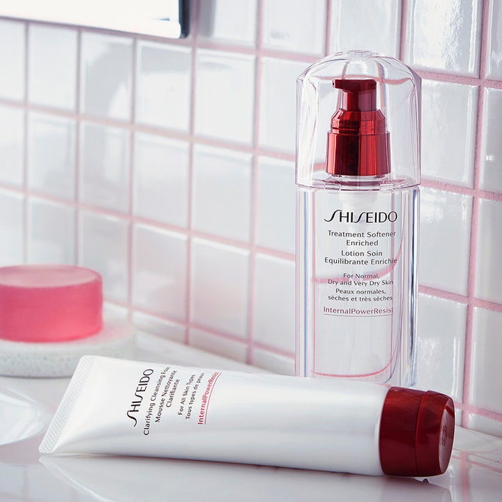 Shiseido Defend Clarifying Cleansing Foam 125 ml ansiktsrens hvit tube med rødt lokk i et lyst baderomsmiljø