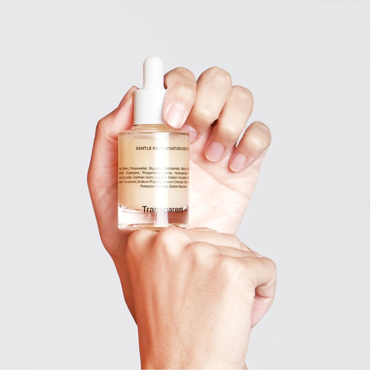 Niche Beauty Lab Transparent Lab Gentle Rejuvenation Serum 30 ml fornyende ansiktsserum i glassflaske holdt av hender