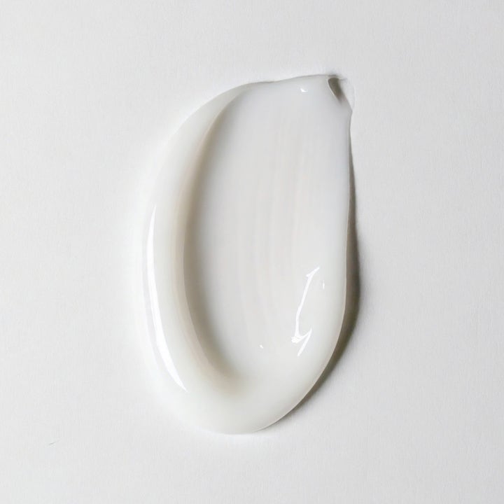Jorgobé 5% Azelaic Acid Treatment 50 ml serum for jevnere hud vist som en hvit og kremet tekstur.