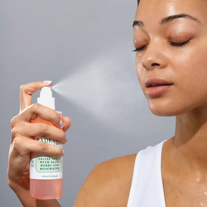 Mario Badescu Facial Spray Aloe, Herbs & Rosewater 118 ml face mist som sprayes over ansiktet for fukt