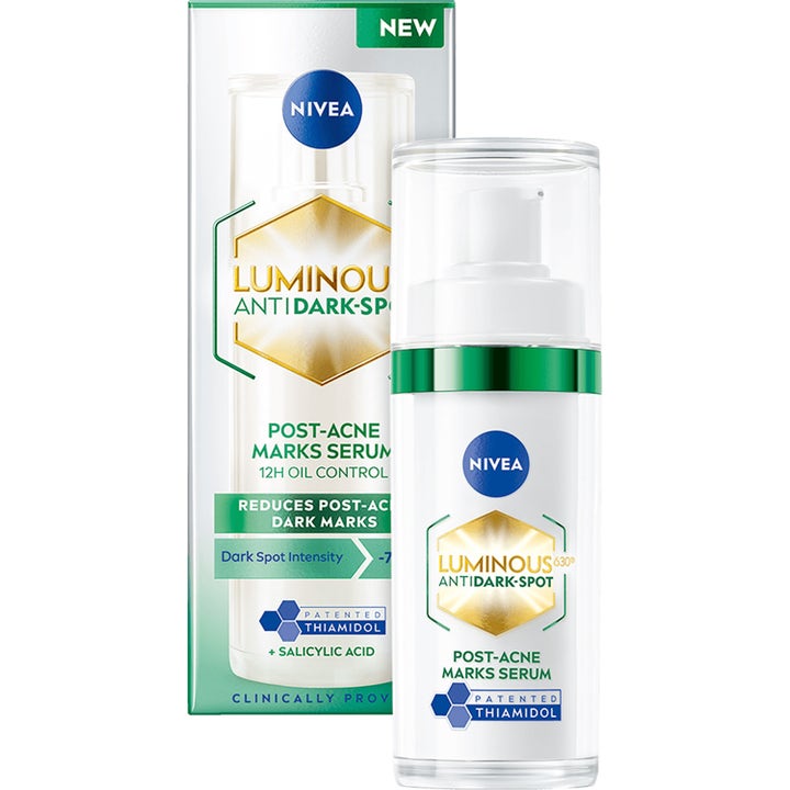 Nivea Luminous 630 Post-Acne Marks Serum reduserer kvisearr i hvit pumpeflaske med grønn detalj og gjennomsiktig kork