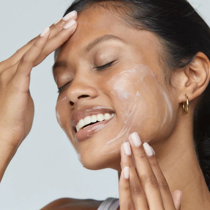 Dermalogica Sensitive Skin Rescue Kit beroligende hudpleie vist ved påføring av hvit, kremet tekstur på ansiktet.