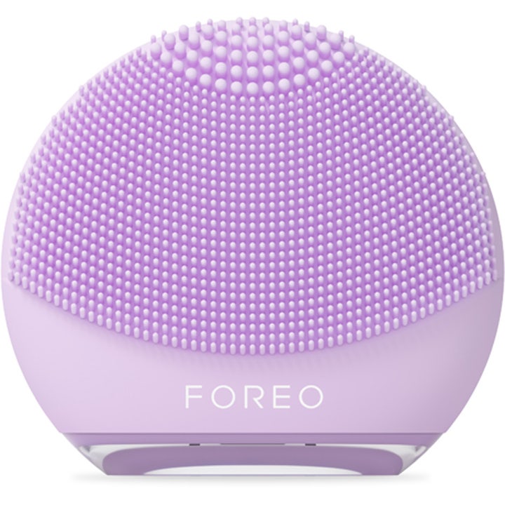 Foreo LUNA 4 Go ansiktsbørste for dyprens i lavendelfarget silikon med myke nupper og kompakt rund form